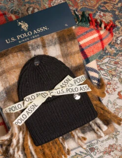 U.S. Polo Assn. WOMENS BEANIE AND PLAID SCARF SET -Glimmera Cloth Shop USPA ECOM HOLIDAYFLATS 09.26 2949
